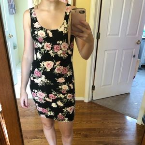 Fitted rose-patterned dress
